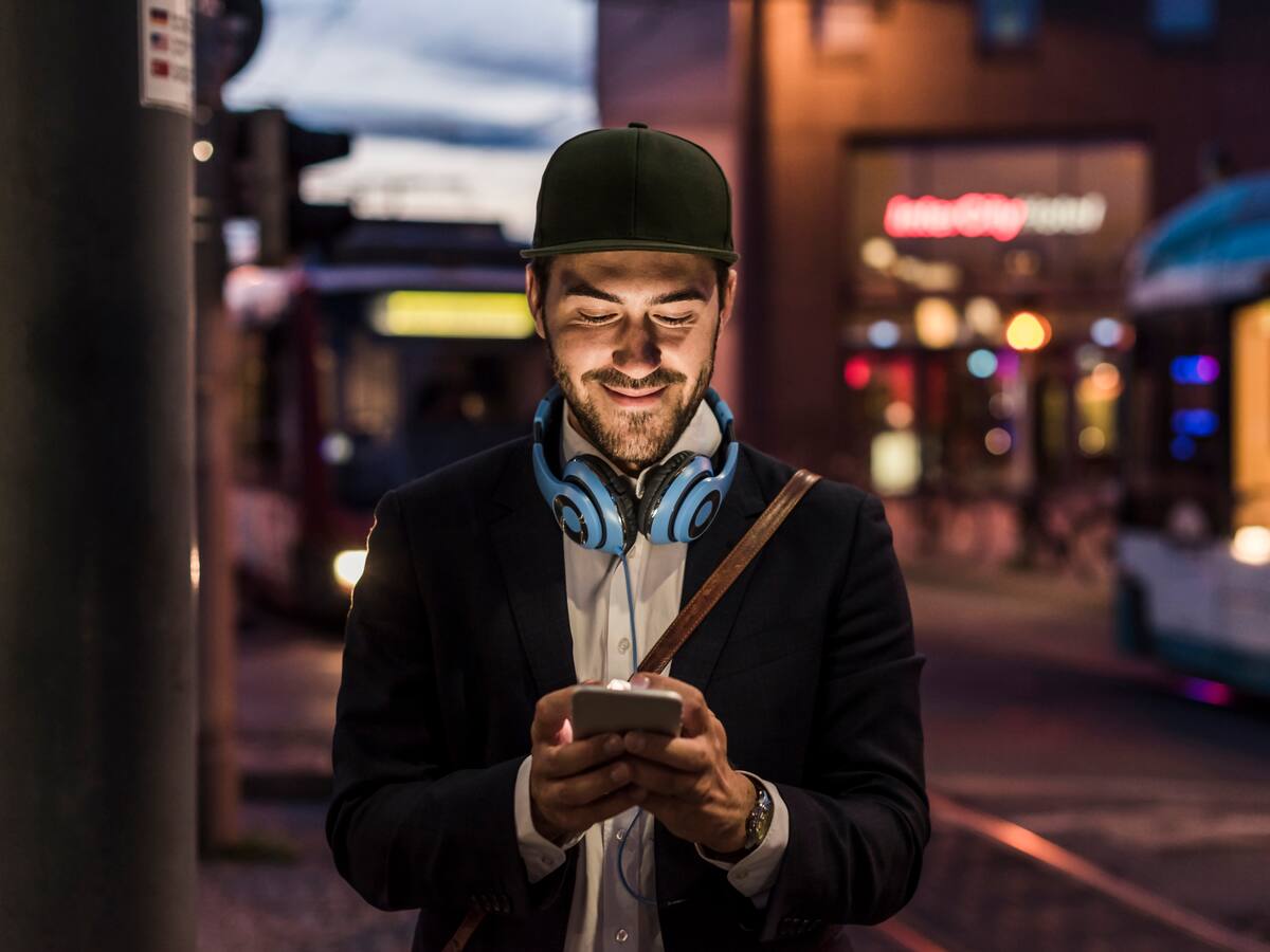 ¿Es verdad que lo pueden espiar por la cámara de su celular? Así puede evitarlo