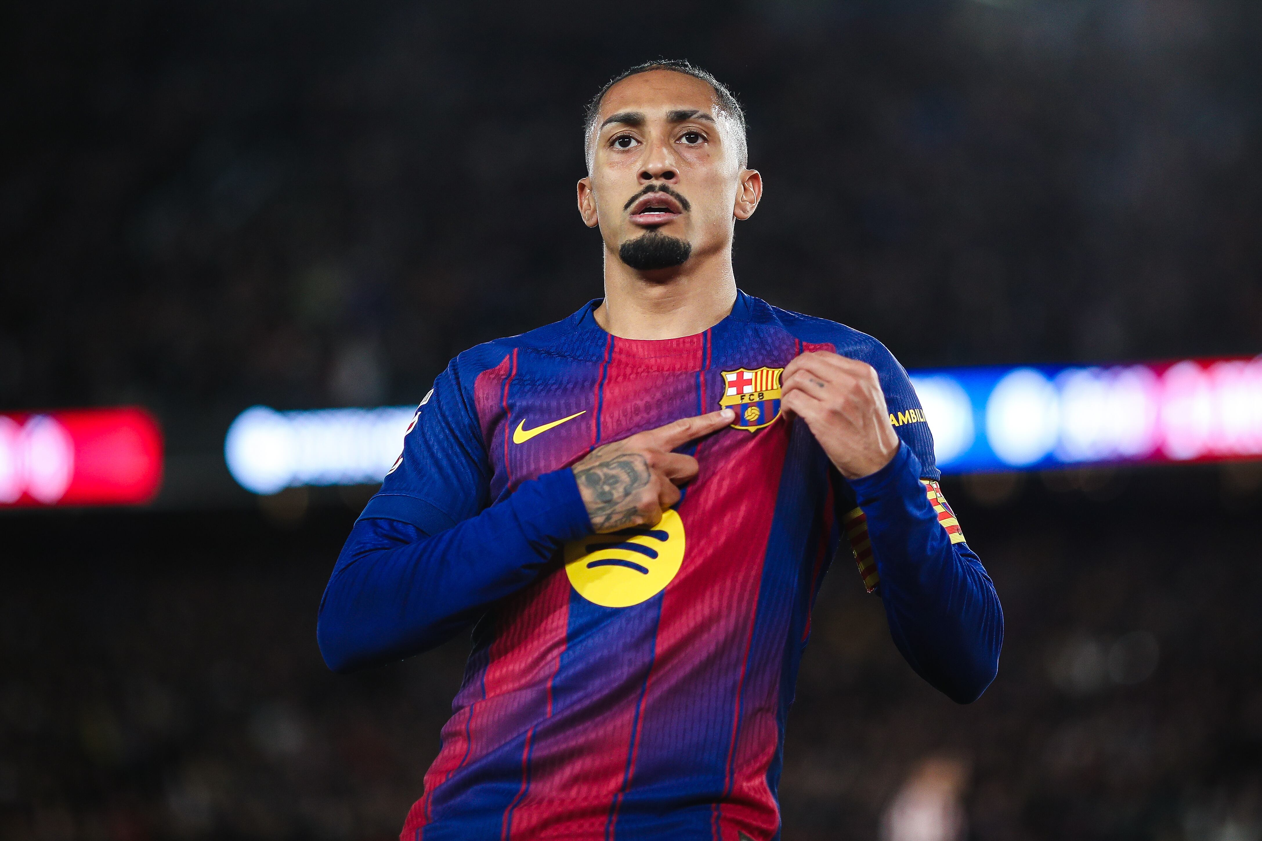Raphinha del FC Barcelona celebra su gol ante el Atlético de Madrid en el Spotify Camp Nou. FOTO: Eric Alonso/Getty Images