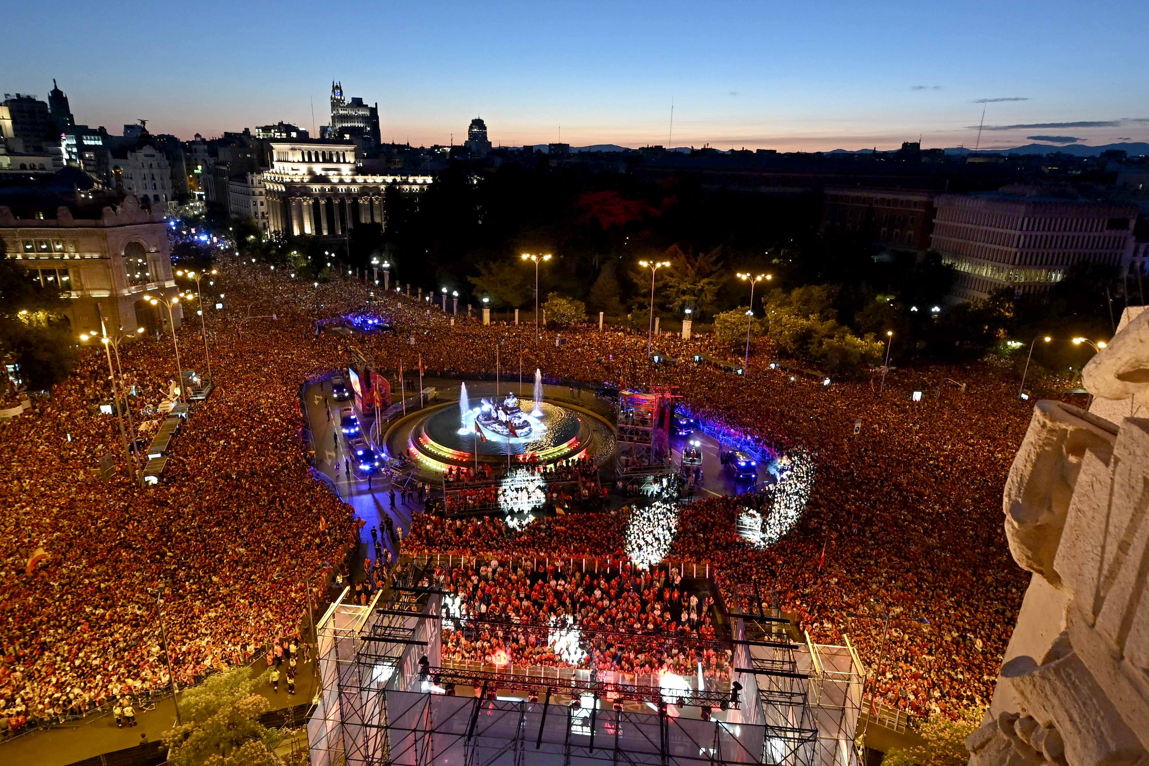 Aficionados se concentraron en Cibeles para celebrar con la selección española el título de campeones de la Eurocopa. EFE / Fernando Villar.