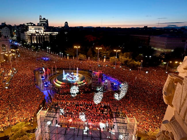Aficionados se concentraron en Cibeles para celebrar con la selección española el título de campeones de la Eurocopa. EFE / Fernando Villar.
