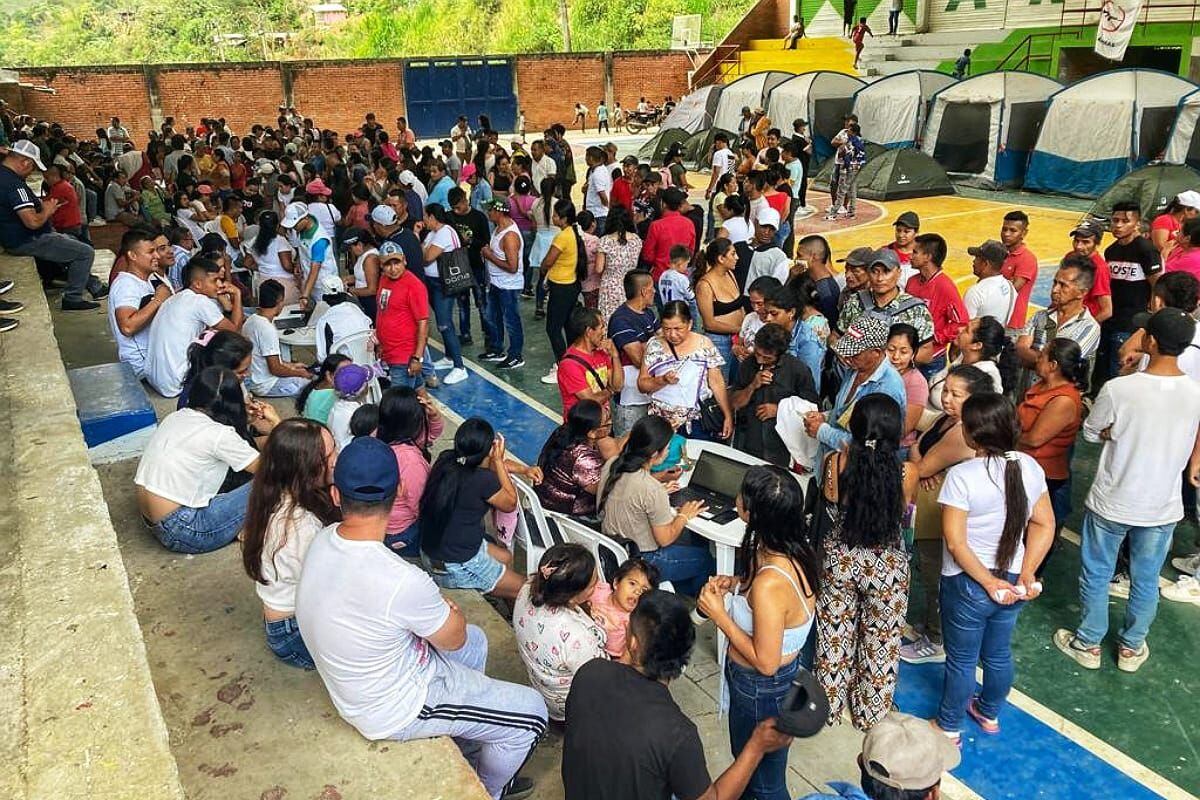 Las víctimas son atendidas en el coliseo municipal por parte de la Defensoría, la Personería, la Alcaldía y la Unidad de Víctimas. Crédito: Alcaldía de Argelia, Cauca