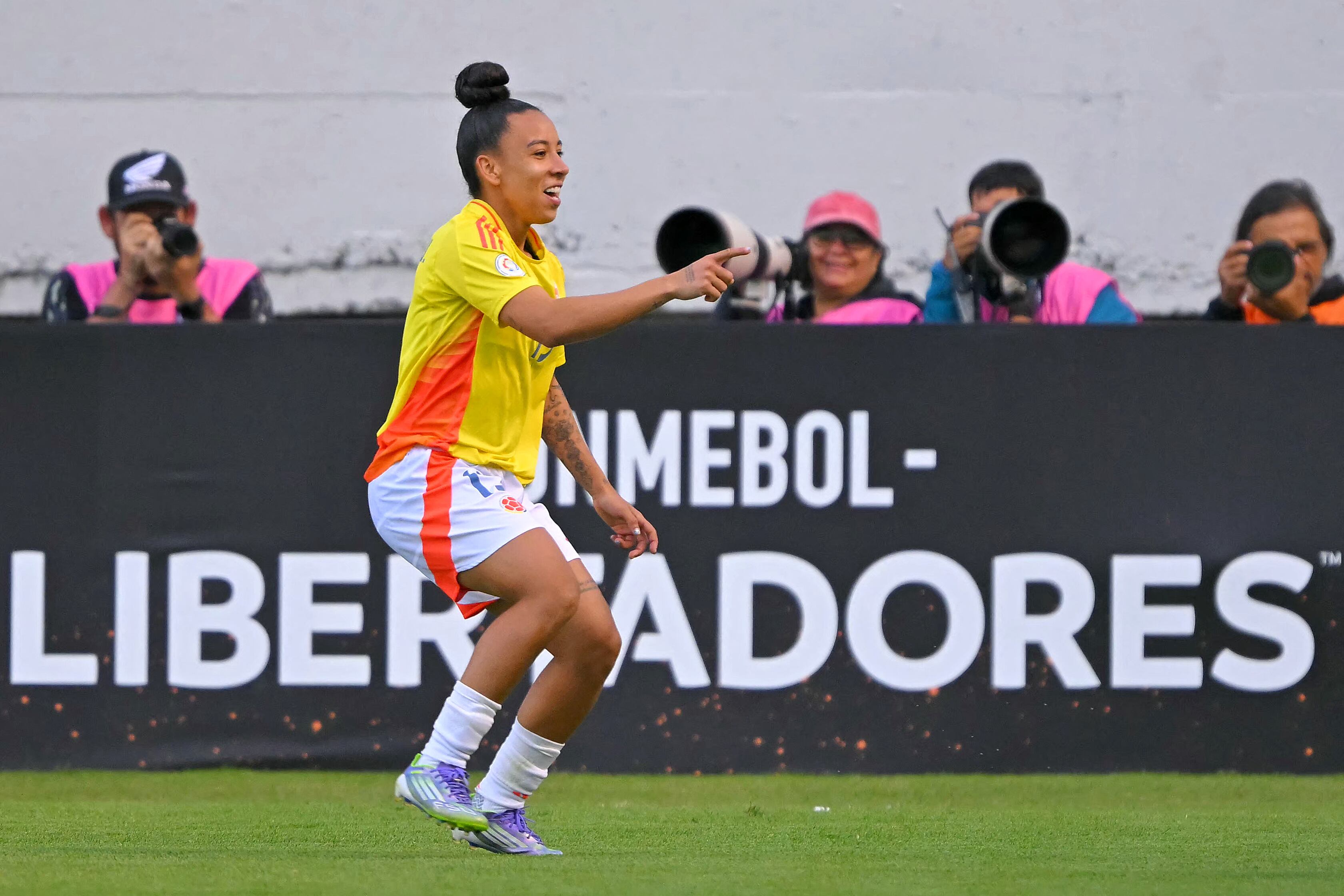Wendy Bonilla celebra el sexto gol de Colombia ante Bolivia en la Copa América Femenina Ecuador 2025. FOTO: Rodrigo BUENDIA vía Getty Images