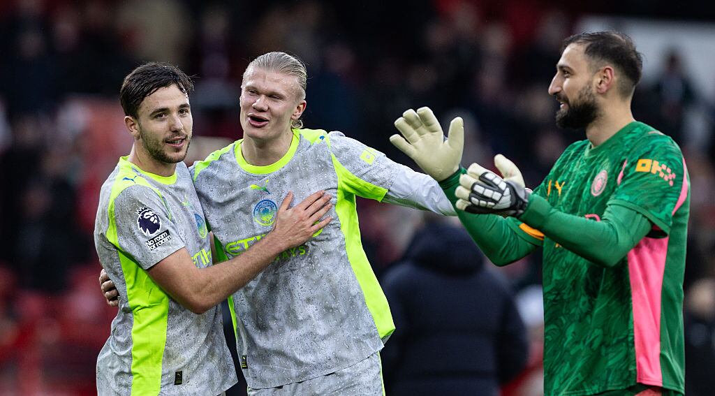 Nico González celebra la victoria del Manchester City ante el Nottingham Forest con Erling Haaland y Gianluigi Donnarumma. Foto: Andrew Kearns - CameraSport via Getty Images