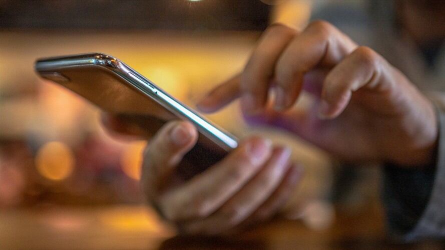 El Tribunal Administrativo de Cundinamarca ordenó a un hombre eliminar de sus redes sociales cualquier contenido, como fotos, videos, comentarios, entre otros, que mencione a su ex pareja. Foto: Getty Images / BOONCHAI WEDMAKAWAND