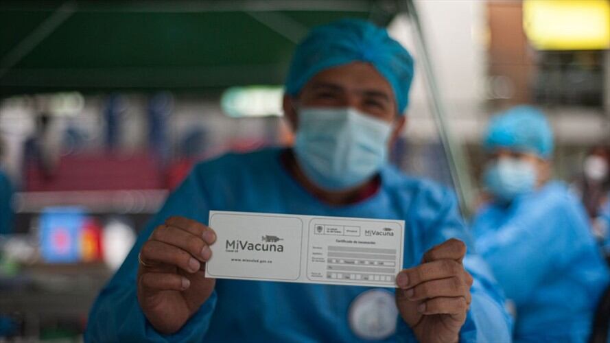 El Ministerio de Trabajo dio instrucciones a los empleadores del sector privado para que garanticen que sus trabajadores acudan a los puestos de vacunación. Foto: Getty Images / SEBASTIAN BARROS