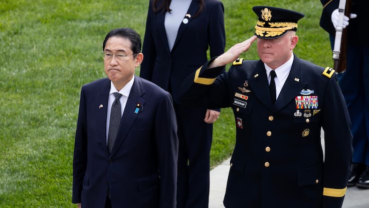 Arlington (United States), 09/04/2024.- Japanese Prime Minister Fumio Kishida (L) observes the playing of the national anthem of Japan during a US Armed Forces full honor wreath ceremony at the Tomb of the Unknown Soldier; beside US Major General Trevor Bredenkamp (R), commanding general of the Joint Force Headquarters-National Capital Region and Army Military District of Washington; at Arlington National Cemetery in Arlington, Virginia, USA, 09 April 2024. Kishida is in the United States capital for the first state visit by a Japanese prime minister in nine years. (Japón, Estados Unidos) EFE/EPA/MICHAEL REYNOLDS