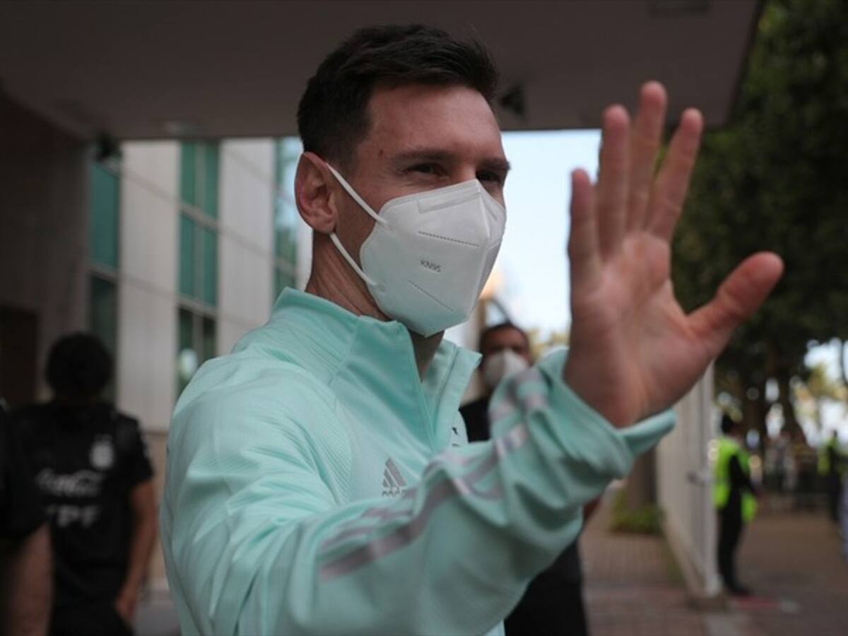 Video: Lionel Messi saluda a los aficionados del PSG a su llegada a París