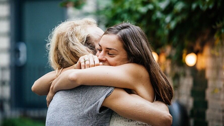 La ciencia reveló que no es malo que una persona sea dura con sus amigos porque eso la convierte en personas confiables.. Foto: Getty Images