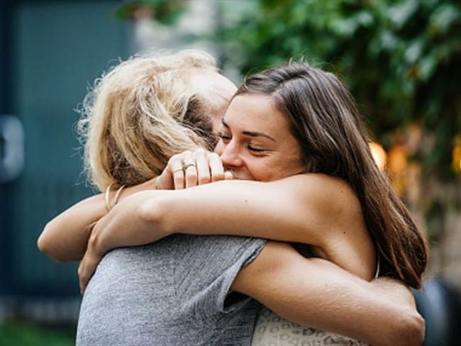 La ciencia reveló que no es malo que una persona sea dura con sus amigos porque eso la convierte en personas confiables.. Foto: Getty Images