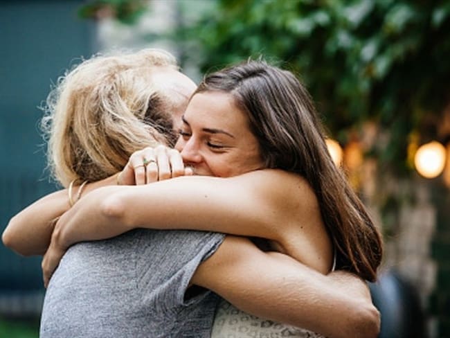 La ciencia reveló que no es malo que una persona sea dura con sus amigos porque eso la convierte en personas confiables.. Foto: Getty Images