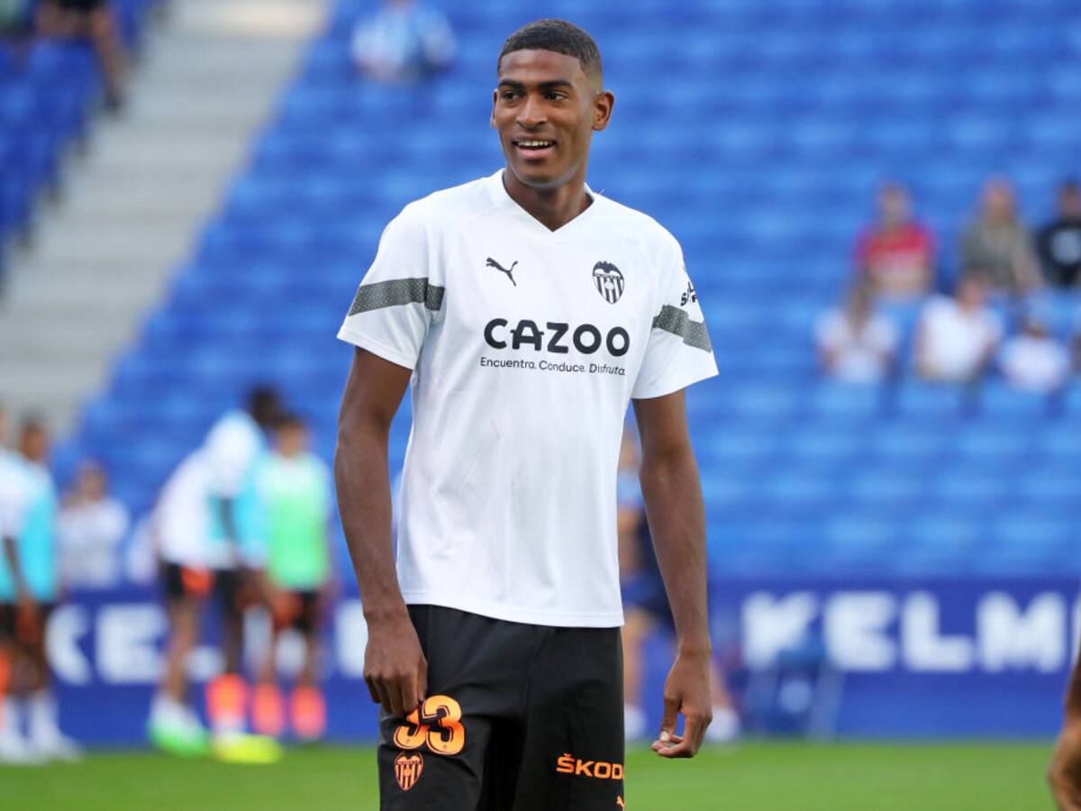 Cristhian Mosquera extiende su contrato con el Valencia hasta 2026