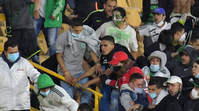 Barristas de Atlético Nacional que agredieron a hinchas de Santa Fe en El Campín // Foto: STR/AFP via Getty Images