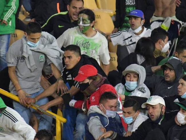 Barristas de Atlético Nacional que agredieron a hinchas de Santa Fe en El Campín // Foto: STR/AFP via Getty Images