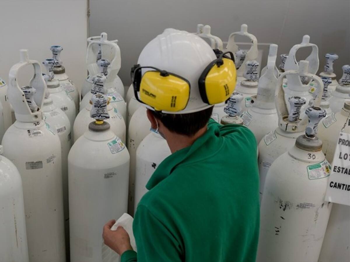 Sin oxígeno: Escasez del suministro, precios elevados y capacidad de UCI a tope