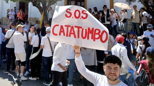 AME3747. OCAÑA (COLOMBIA), 24/01/2025.- Un hombre sostiene una pancarta durante una manifestación para exigir el respeto a la vida y la paz en la región del Catatumbo este viernes, en Ocaña (Colombia). Habitantes de la ciudad colombiana de Ocaña salieron a las calles para pedir por la paz del Catatumbo y en apoyo a los miles de desplazados que han llegado en la última semana huyendo de la violencia de la guerrilla del Ejército de Liberación Nacional (ELN). EFE/ Ana Inés Vega