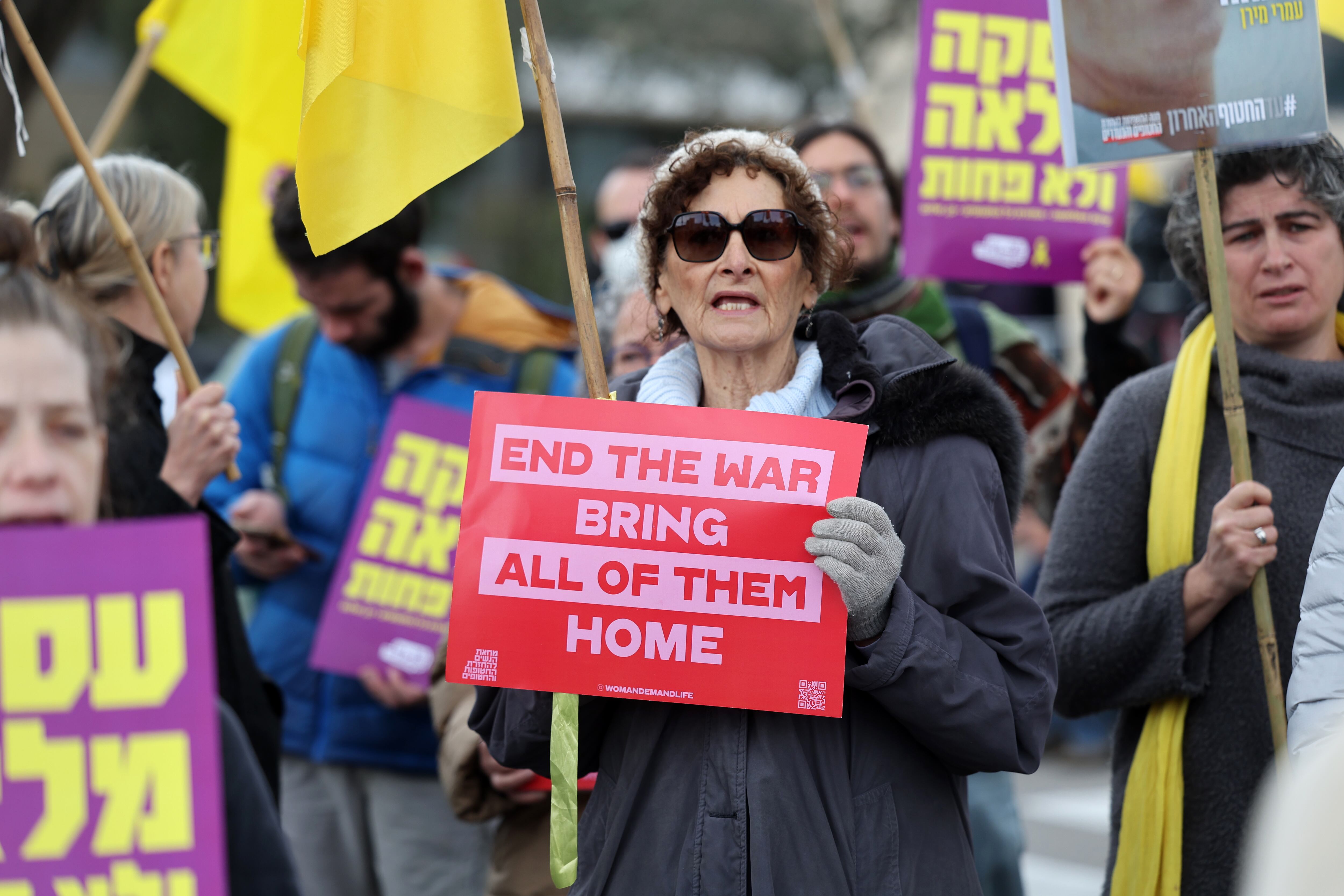Jerusalén (-), 11/02/2025.- Familiares de rehenes israelíes retenidos por Hamás en Gaza y sus allegados portan pancartas durante una protesta frente a la oficina del primer ministro Benjamín Netanyahu.