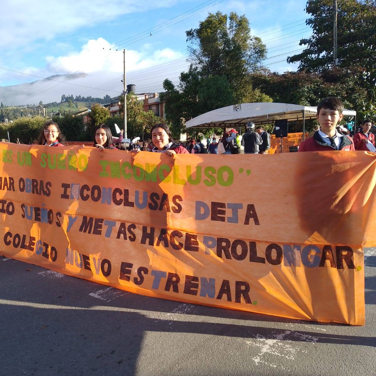 Bloquean vía nacional por obras inconclusas del FFIE en Santa Rosa de Viterbo