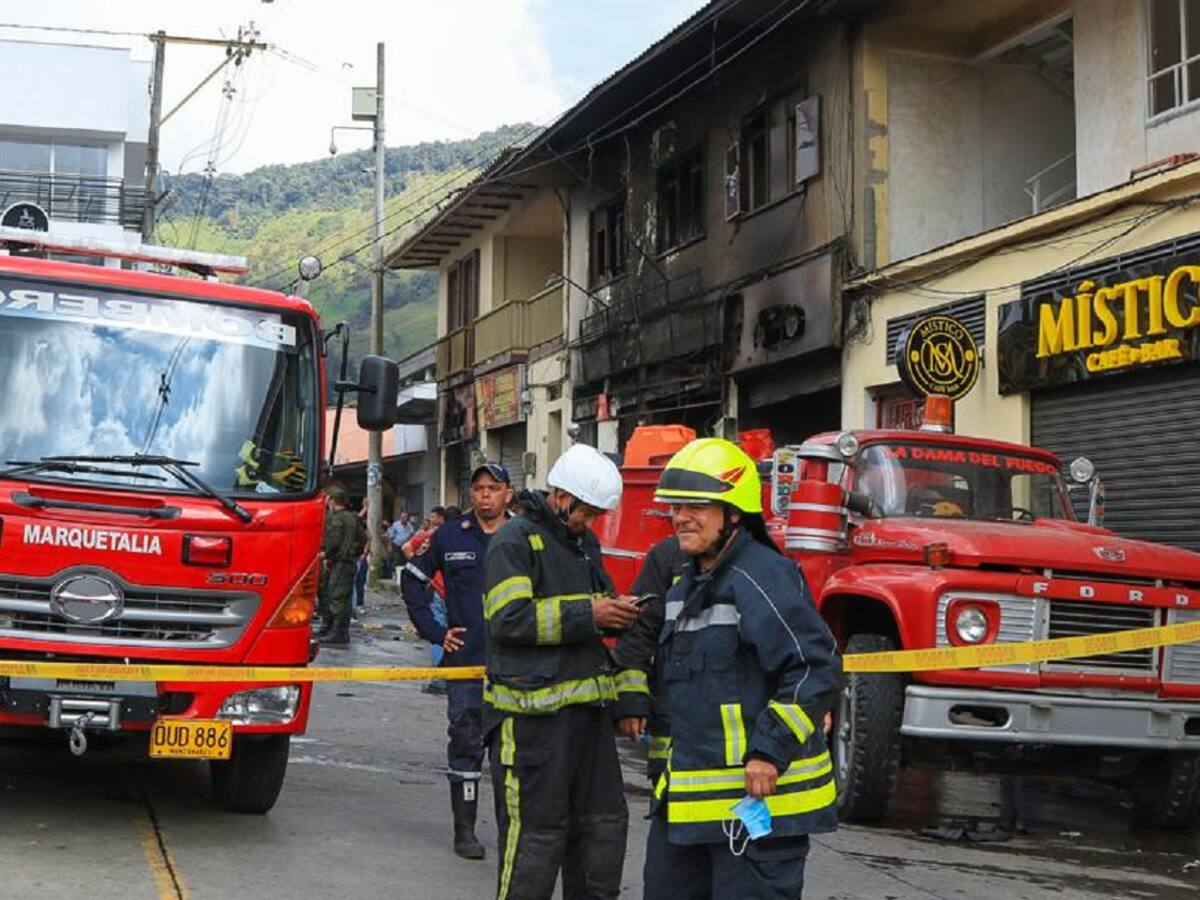 Tres establecimientos comerciales resultaron destruidos por incendio en Manzanares
