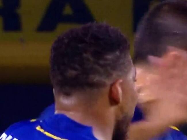 Frank Fabra le pegó en la cara a su compañero Carlos Izquierdoz. Foto: Twitter: @SC_ESPN