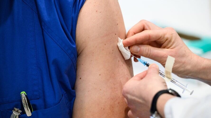 La decisión de iniciar la vacunación el martes fue acordada por Fernández con los gobernadores provinciales. Foto: Getty Images