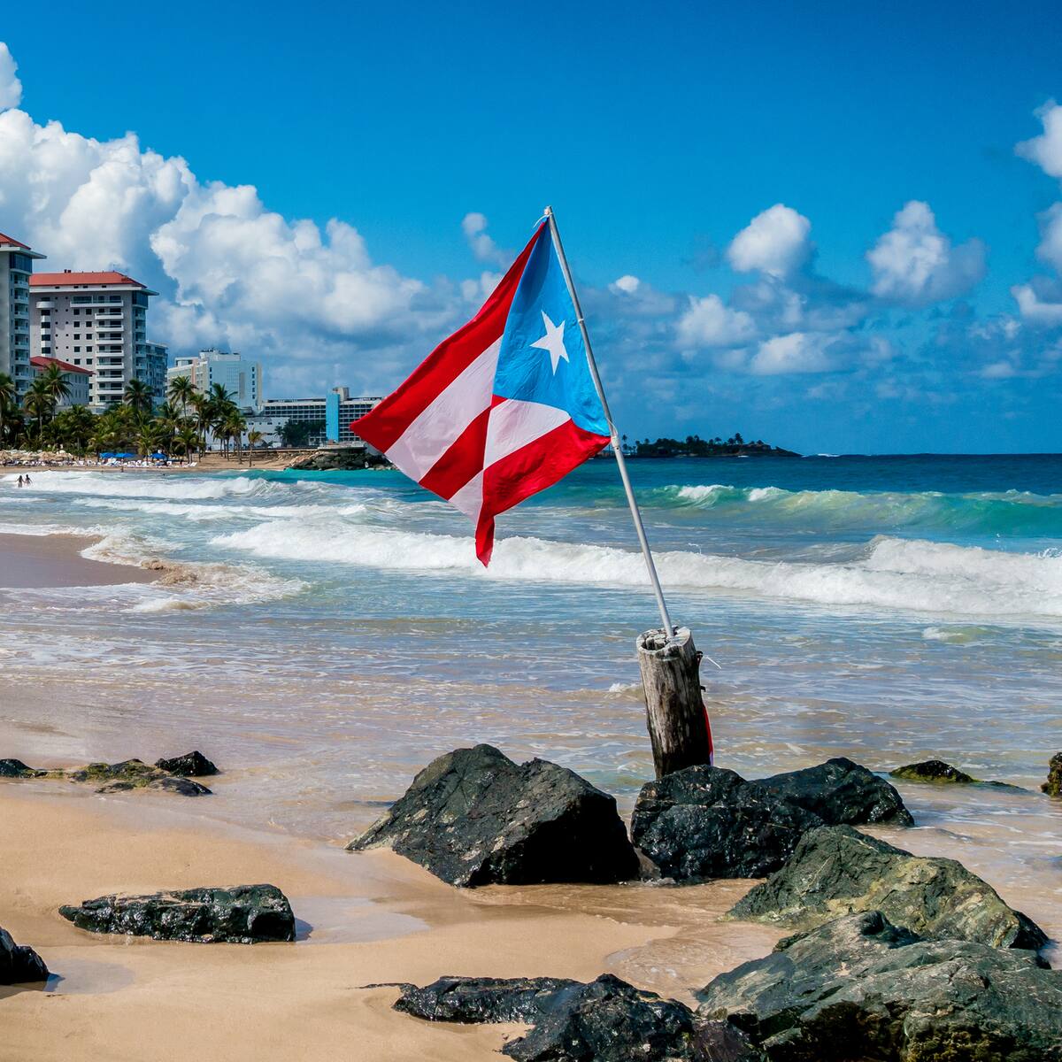 Advertencias de inundaciones repentinas y cortes de luz en Puerto Rico por el huracán Erin