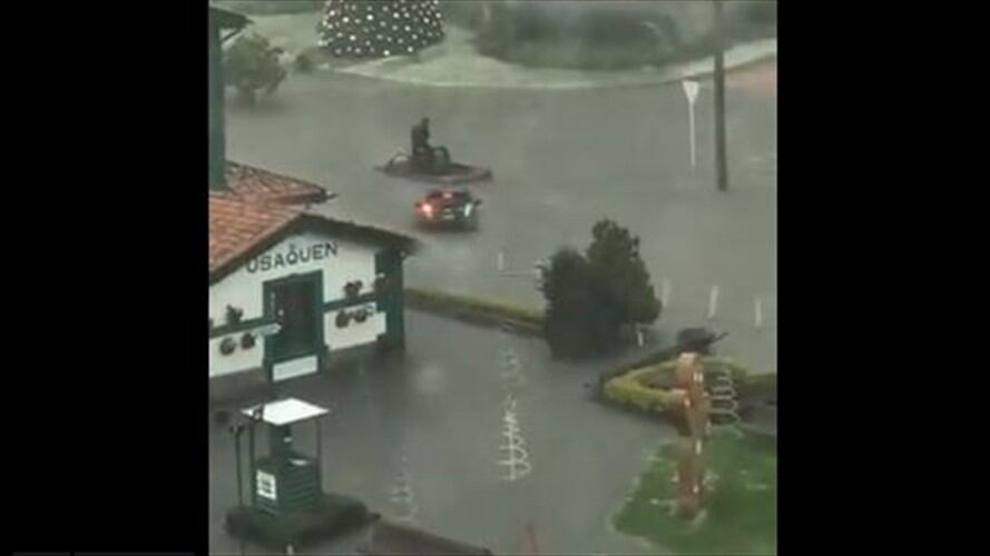 Se presentan inundaciones en Usaquén. Foto: Captura de pantalla video de Twitter OmarGamboa