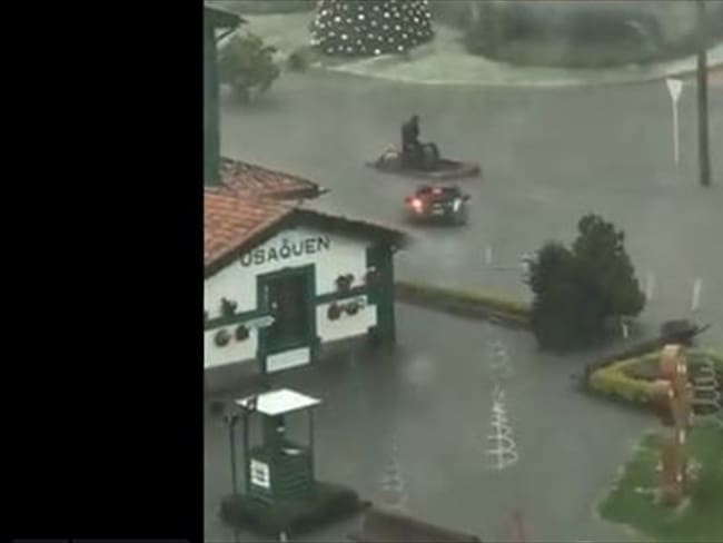 Se presentan inundaciones en Usaquén. Foto: Captura de pantalla video de Twitter OmarGamboa