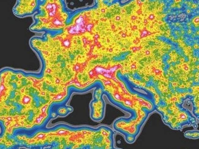 Así es el mapa de la contaminación lumínica en Europa. . Foto: BBC Mundo