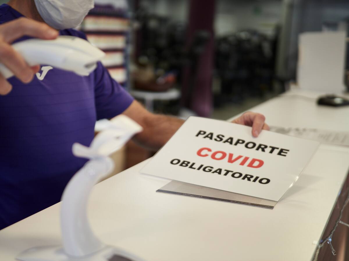 Cae una red que falsificaba pasaportes Covid a famosos y delincuentes en España