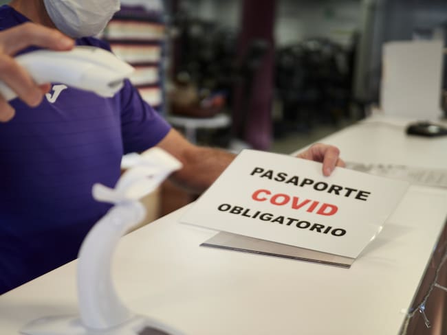 Cae una red que falsificaba pasaportes Covid a famosos en España