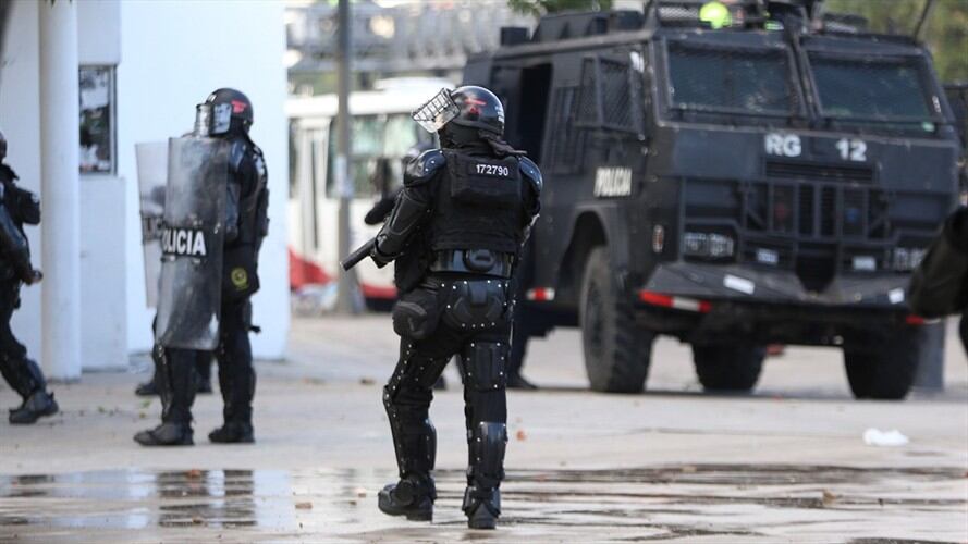 Agentes y tanqueta del Esmad. Foto: Colprensa - Álvaro Tavera