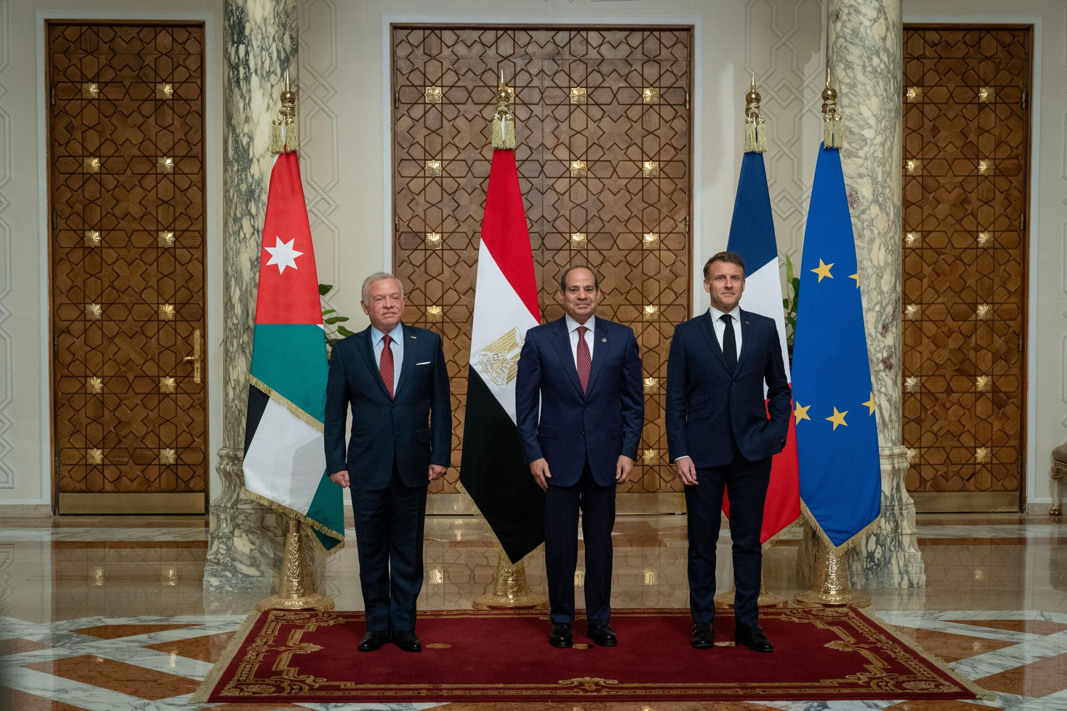 El rey jordano, Abdalá II, el presidente francés, Emmanuel Macron y su homólogo egipcio, Abdelfatah al Sisi, FOTO: EFE/Casa Real Jordana