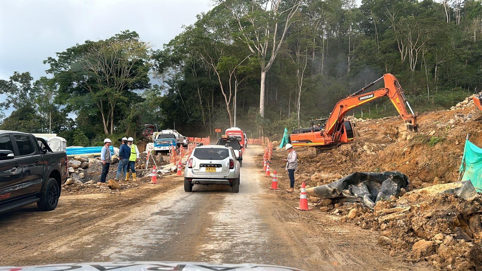 Paso restringido entre Bucaramanga - Barrancabermeja por deslizamiento de tierra y rocas. Foto: W Radio.