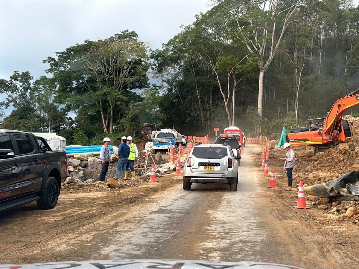 Paso restringido entre Bucaramanga y Barrancabermeja por deslizamiento de tierra y rocas