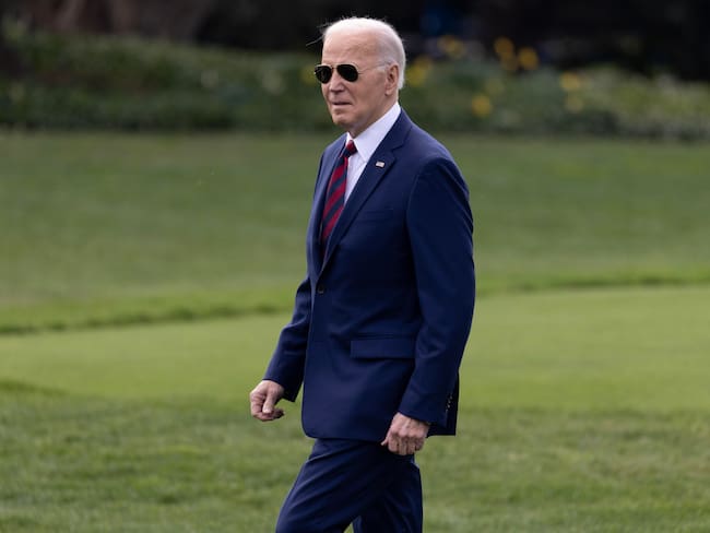 Washington (United States), 13/03/2024.- US President Joe Biden walks across the South Lawn of the White House to depart by Marine One, in Washington, DC, USA, 13 March 2024. Biden travels to Milwaukee, Wisconsin, to deliver remarks on the economy and to attend a campaign event. EFE/EPA/MICHAEL REYNOLDS