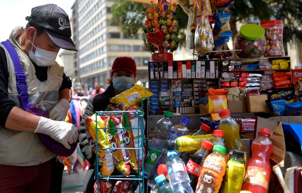 Vendedor informal. (Photo by Raul ARBOLEDA / AFP) (Photo by RAUL ARBOLEDA/AFP via Getty Images)