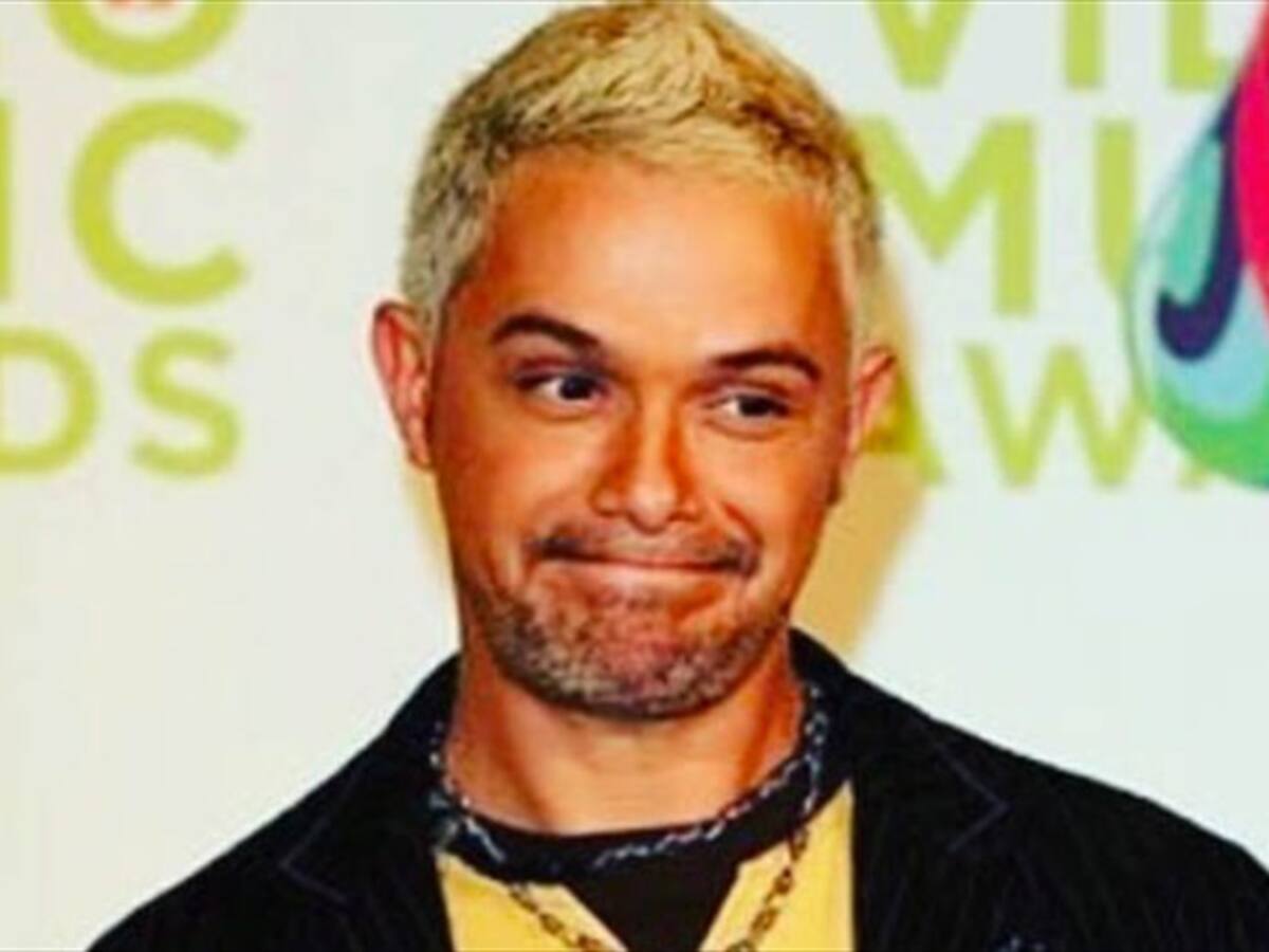 Alejandro Sanz recuerda a J Balvin que él también solía teñirse el pelo
