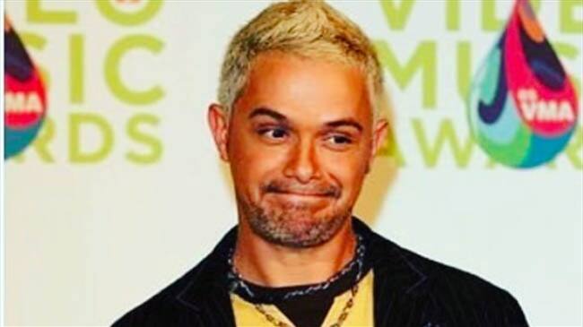 Alejandro Sanz recuerda a J Balvin que él también solía teñirse el pelo. Foto: Bang Media