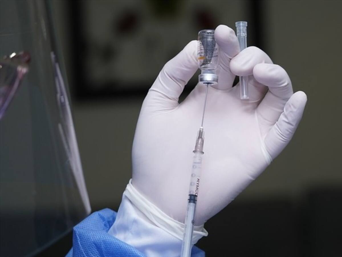 Supersalud investiga caso de politóloga vacunada en Bogotá