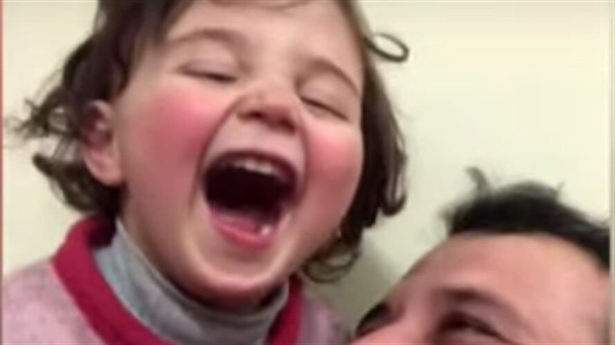 ‘Cuando caiga nos reímos’ se escucha decir a la pequeña niña, Salwa. Foto: Captura