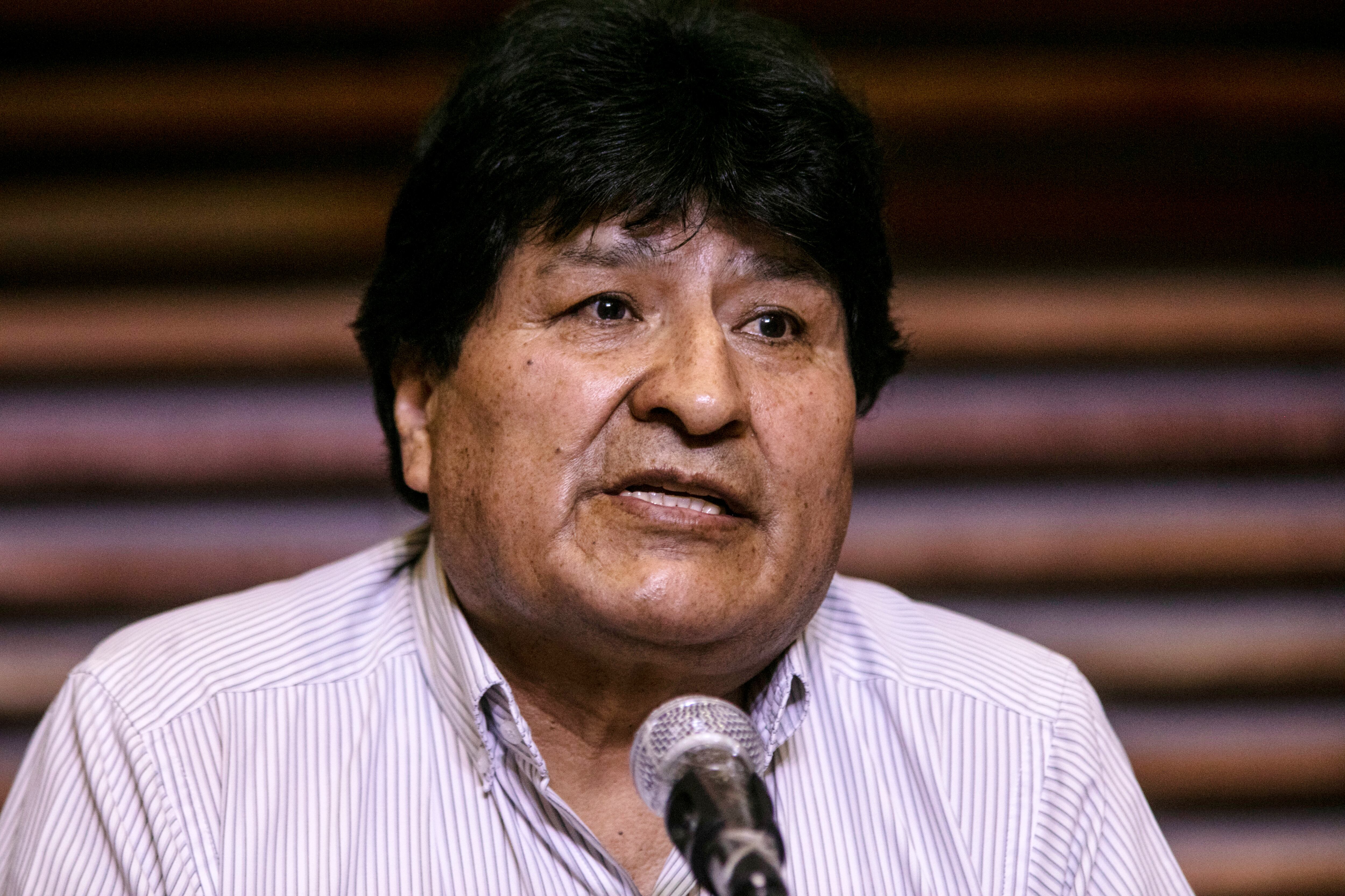 BUENOS AIRES, ARGENTINA - 07 DE NOVIEMBRE: El ex presidente boliviano Evo Morales habla durante una conferencia de prensa mientras expresa su agradecimiento al gobierno y a la población argentina por haberlo recibido como exiliado político en el Hotel Quagliaro el 7 de noviembre de 2020 en Buenos Aires, Argentina. Morales anunció que emprenderá viaje hacia La Quiaca, Jujuy, donde cruzará la frontera argentino-boliviana el 11 de noviembre. El presidente electo de Bolivia, Luis Arce, del partido político MAS de Morales, asumirá el cargo el domingo 8. (Foto de Ricardo Ceppi/Getty Images)