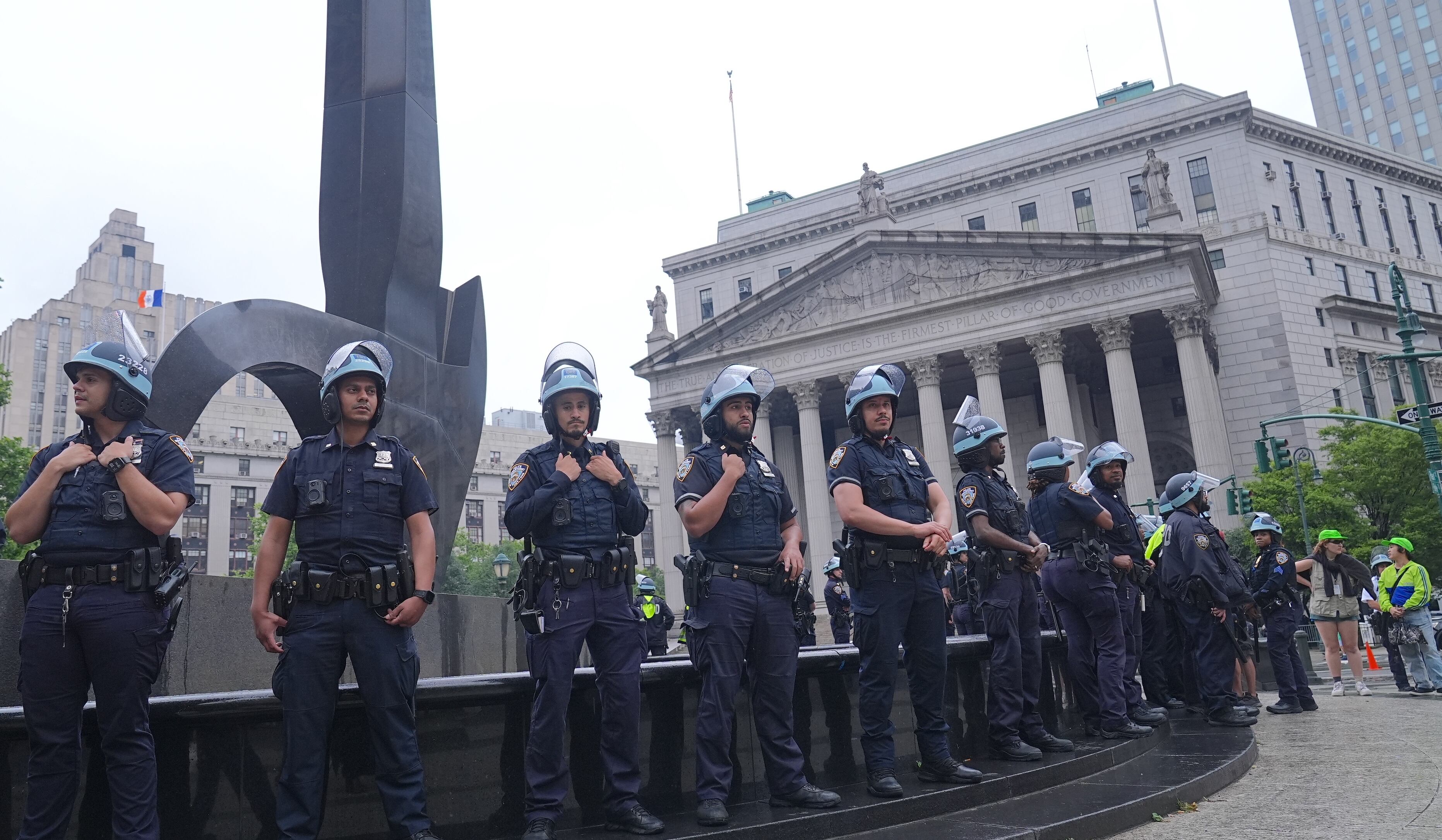 Medidas de seguridad contrarios al Servicio de Inmigración y Control de Aduanas de Estados Unidos (ICE) en la ciudad de Nueva York, Estados Unidos, el 14 de junio de 2025. (Foto de Selcuk Acar/Anadolu vía Getty Images)