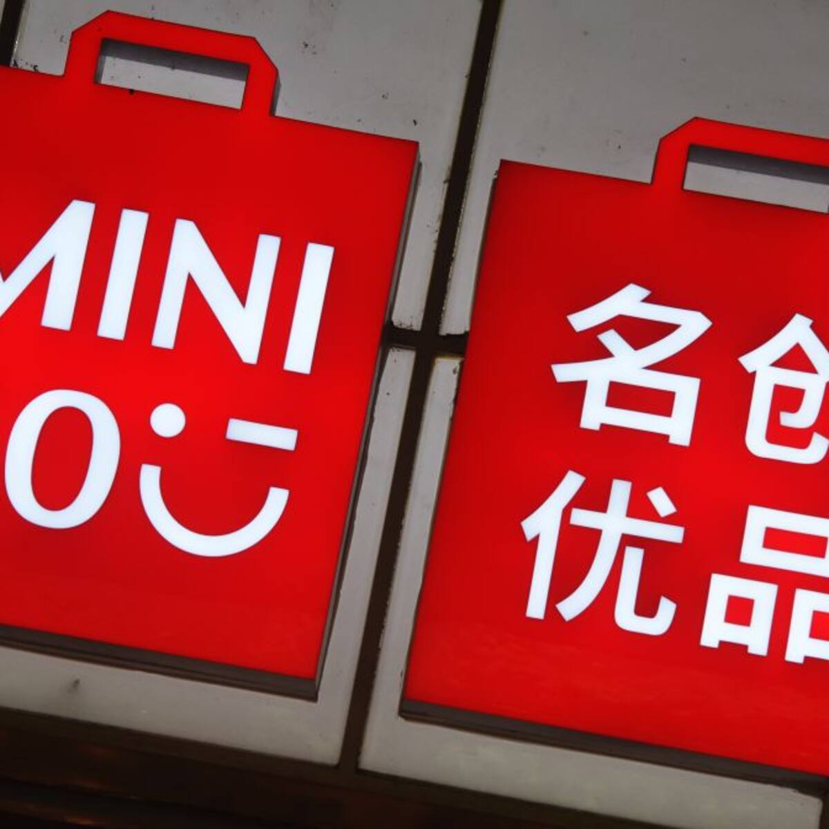 Ordenan a Miniso, Dollarcity y YOI dar información de los productos en español