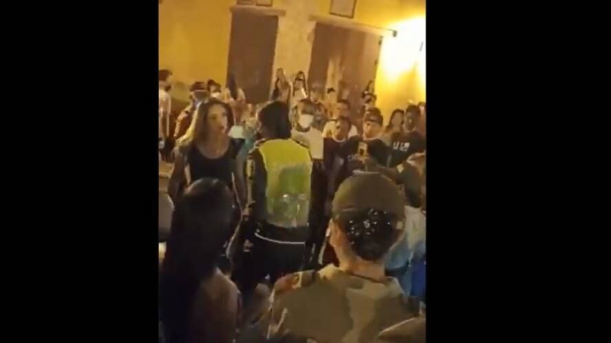 La discusión empezó cuando la agente le solicitó a la turista usar el tapabocas. Crédito: Pantallazo del video.