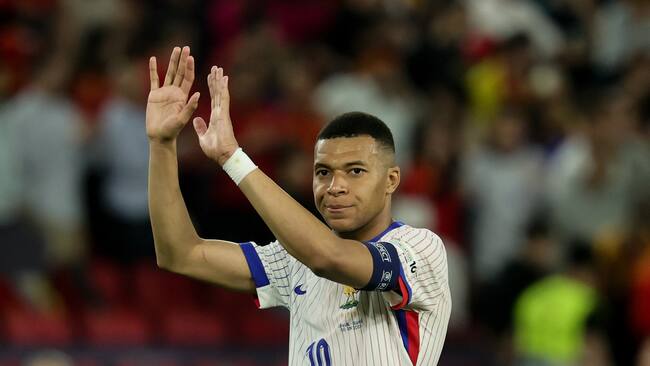 Stuttgart (Germany), 05/06/2025.- France's Kylian Mbappe greet supporters after losing the UEFA Nations League semi-final soccer match between Spain and France, in Stuttgart, Germany, 05 June 2025. (Francia, Alemania, España) EFE/EPA/RONALD WITTEK