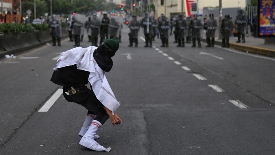Disturbios entre encapuchados y Esmad en inmediaciones a la Universidad Distrital. Foto: Colprensa