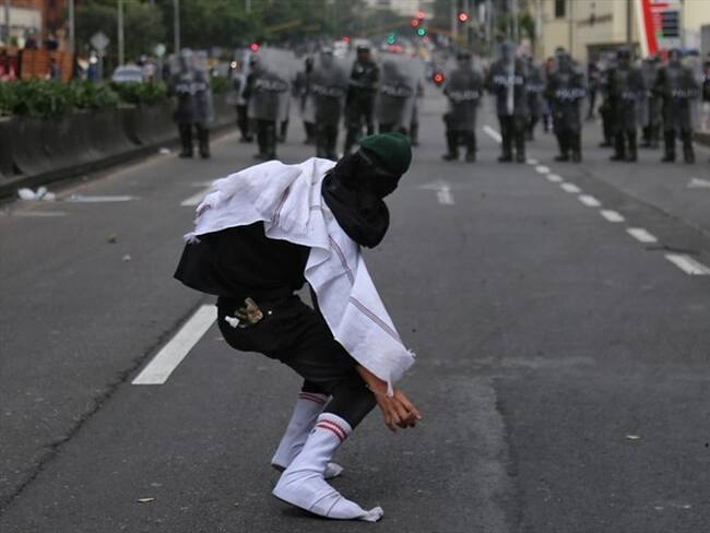 Disturbios entre encapuchados y Esmad en inmediaciones a la Universidad Distrital. Foto: Colprensa