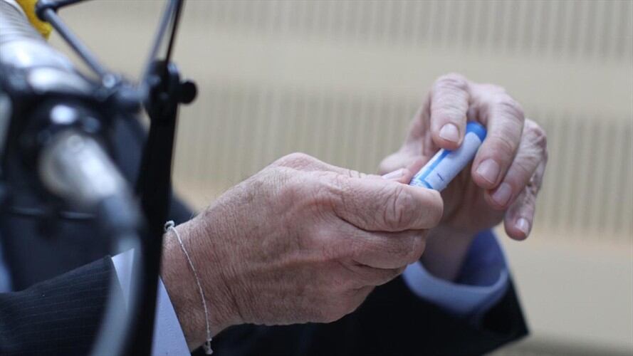 ¿Para qué son las pastillas que carga Uribe? ¿Qué enfermedades tiene?. Foto: Redacción W Radio