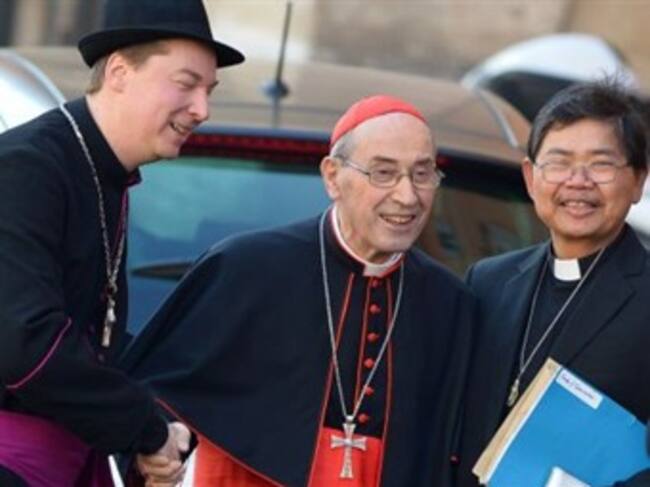 El falso obispo Ralph Napierski (izquierda) saluda al cardenal Sergio Sebiastiana.