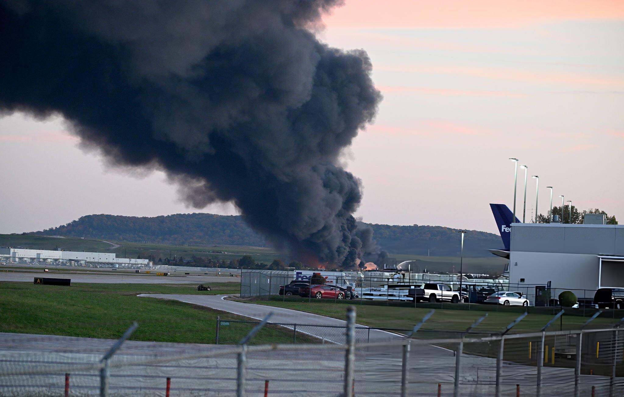 El fuego y el humo marcan el lugar donde se estrelló un avión de carga de UPS cerca del aeropuerto de Louisville, Kentucky. FOTO: Stephen Cohen/Getty Images